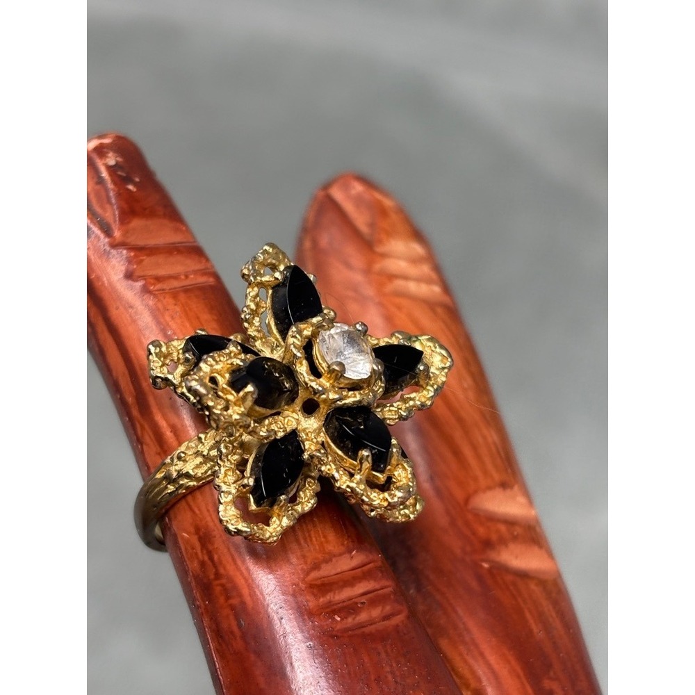 Vtg Gold Tone Black Floral Cocktail Ring Clear Center Stone Statement Size 5.5 - Picture 4 of 10